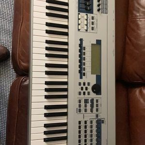 Yamaha mo6 61 keys  keyboard